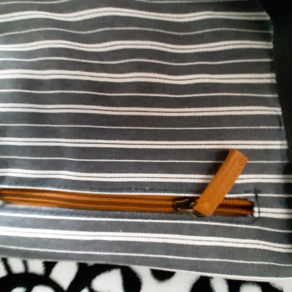 New Tote with Special Shoe Compartment - Picture 3 of 9